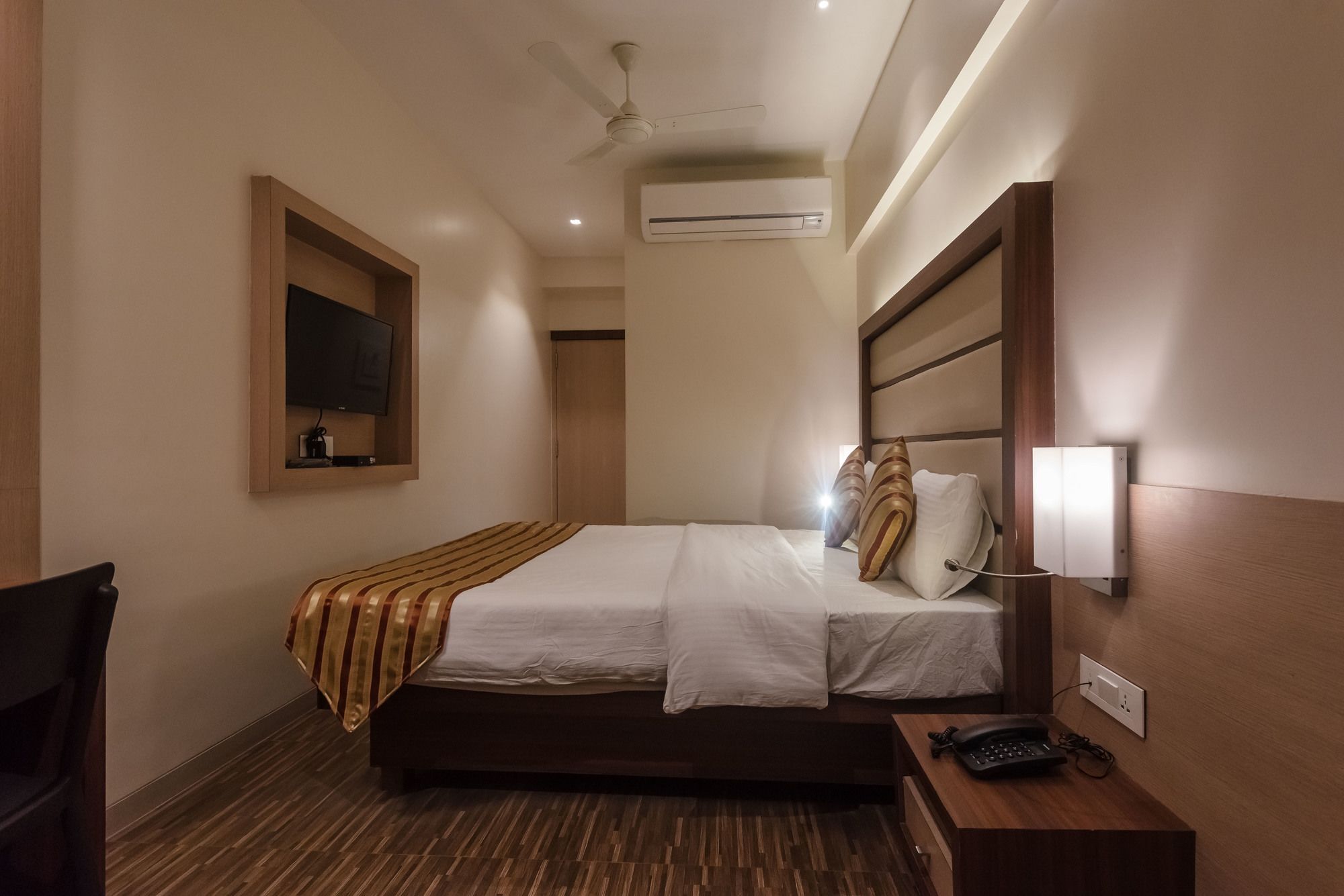 Super Capital O Hotel Konar Inn Turambhe Ngoại thất bức ảnh